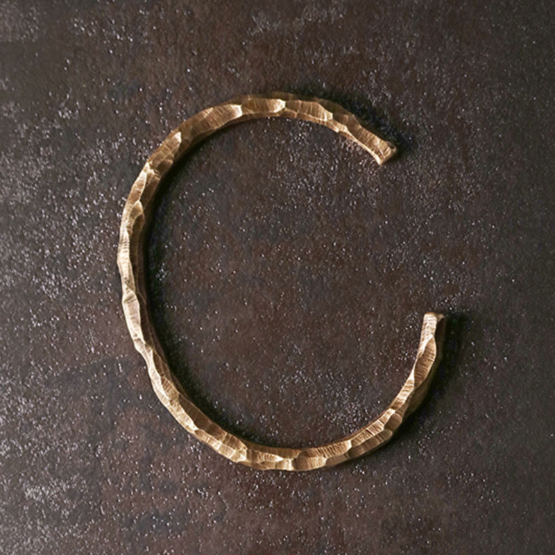Armband Kupfer – Glück & Energie, strukturiertes Design auf dunklem Untergrund.