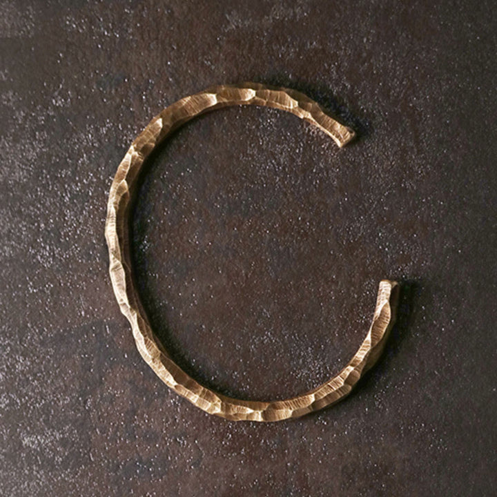 Armband Kupfer – Glück & Energie, strukturiertes Design auf dunklem Untergrund.