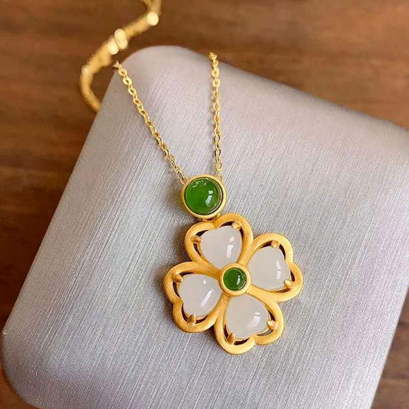 Kette Jade Kleeblatt – Wohlstand & Klarheit – Bild 14 – Kette Jade Kleeblatt Anhänger goldfarben mit grünen Steinen Glücksbringer