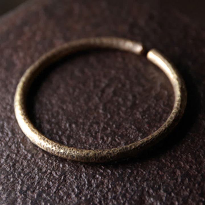 Kupfer Armband Balance Harmonie minimalistisches Design auf dunklem Hintergrund