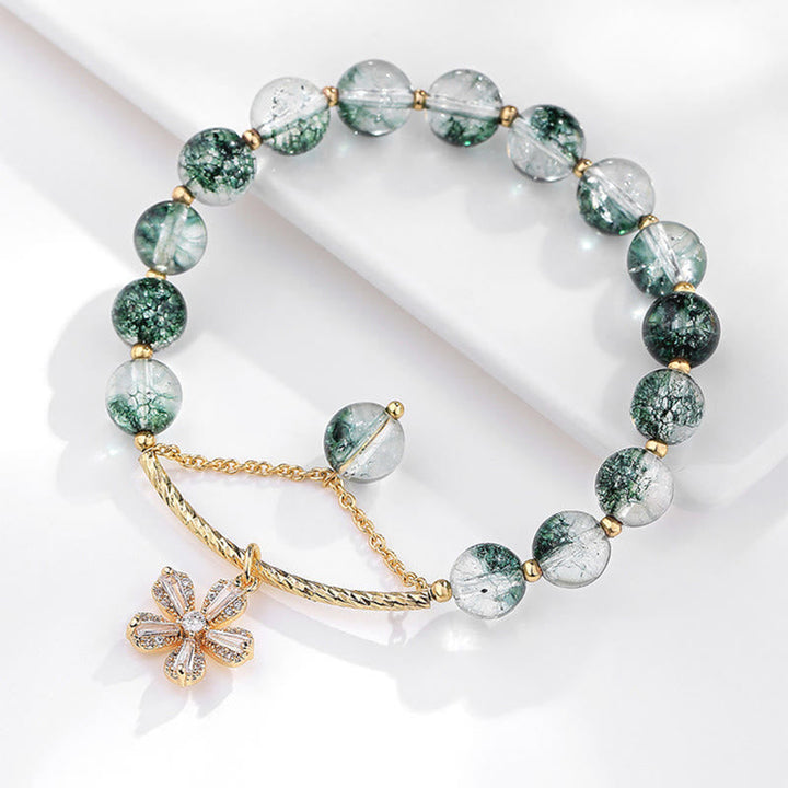 Armband Grün Phantom Kristall Selbstvertrauen Flatlays grüne Perlen Blütenanhänger goldfarben