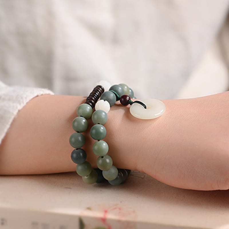 Jadegrünes Bodhi Lotus Armband mit Natursteinen am Handgelenk getragen.