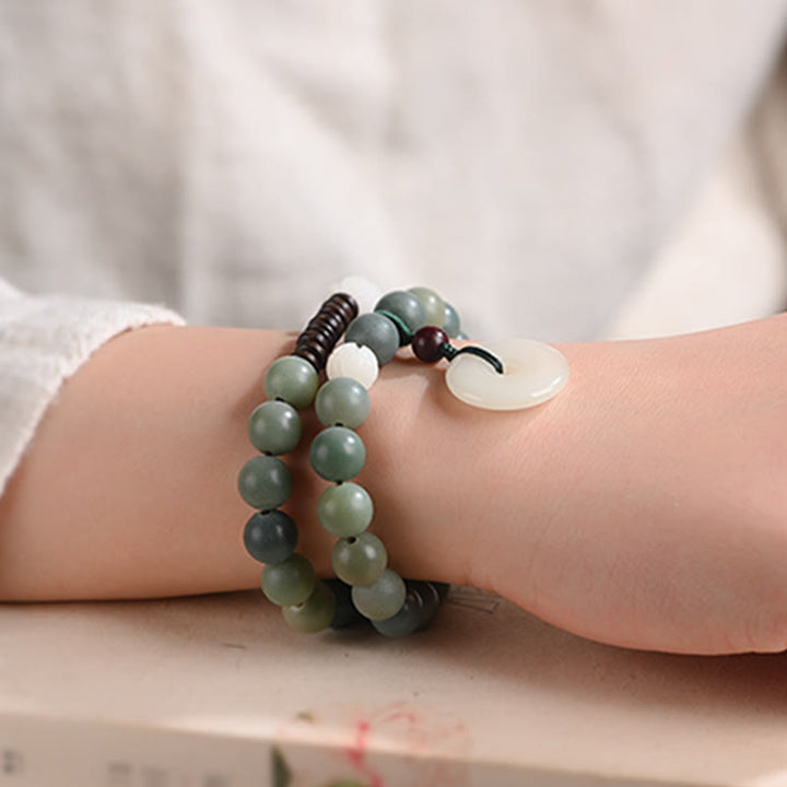 Jadegrünes Bodhi Lotus Armband mit Natursteinen am Handgelenk getragen.