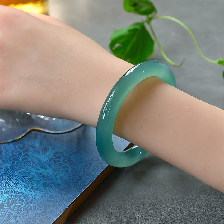 Grünes Chalcedon Armband am Handgelenk, polierter Naturstein Armreif Stärke