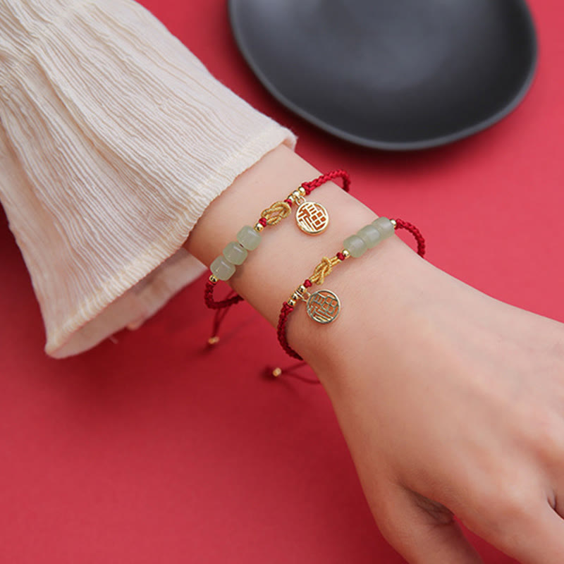 Jade Armband mit Fu-Zeichen Charm am Handgelenk, rotes Stoffband, Glück Balance.