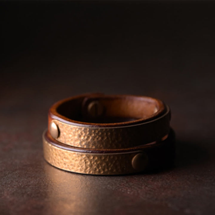 Kupfer Armband mit Hammerschlag-Oberfläche und Druckknöpfen elegant.