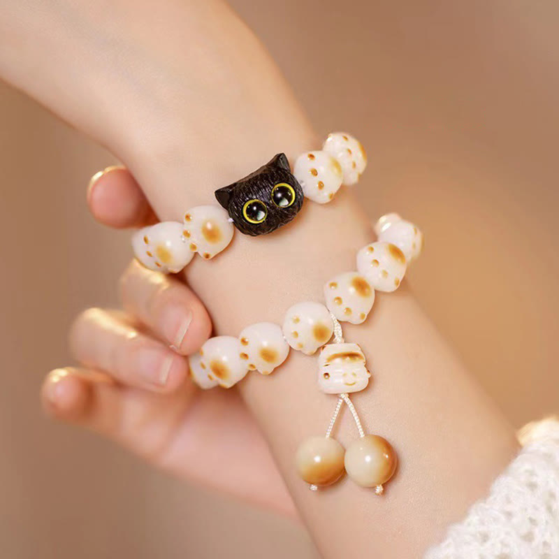Sandelholz Bodhi Katze Armband mit schwarzer Katze und Glücksperlen am Handgelenk.