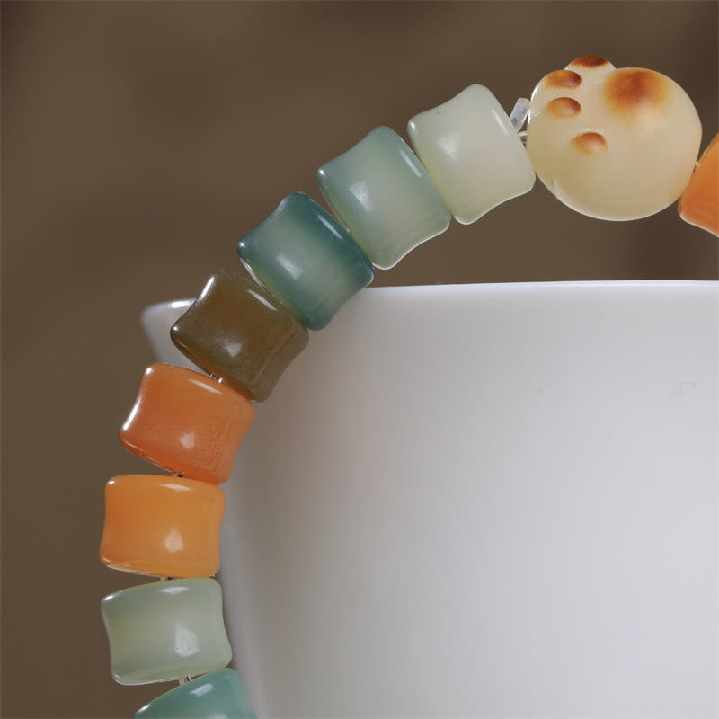 Bodhi Katze Armband mit farbigen Perlen elastisch am Handgelenk getragen
