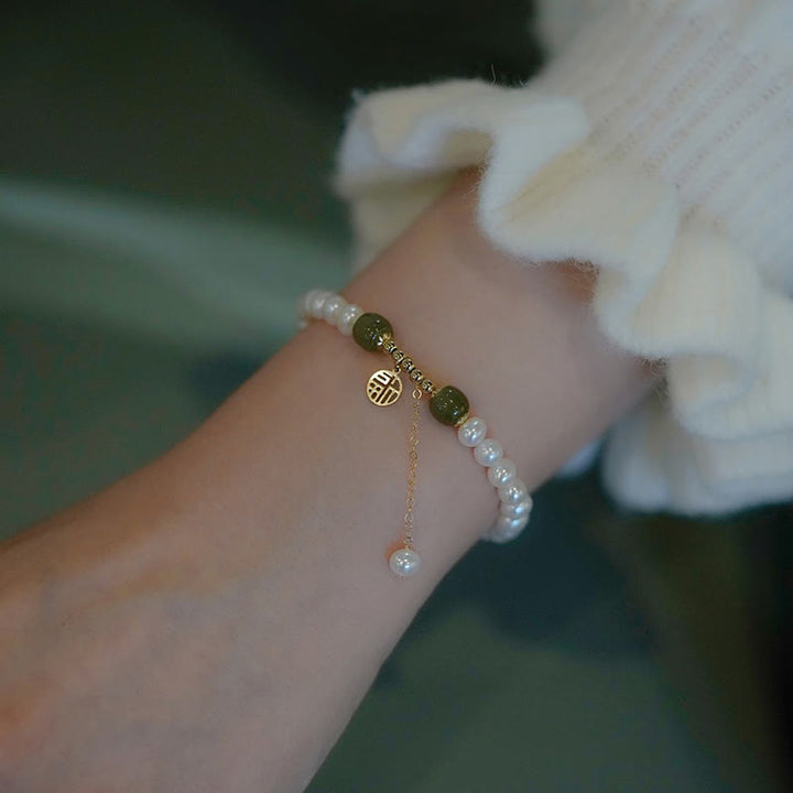 Armband Perle Jade – Glück grüne Jade weiße Perlen golden Charm