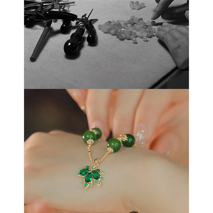 Grünes Jade Armband mit Blütenanhänger am Handgelenk getragen elegant