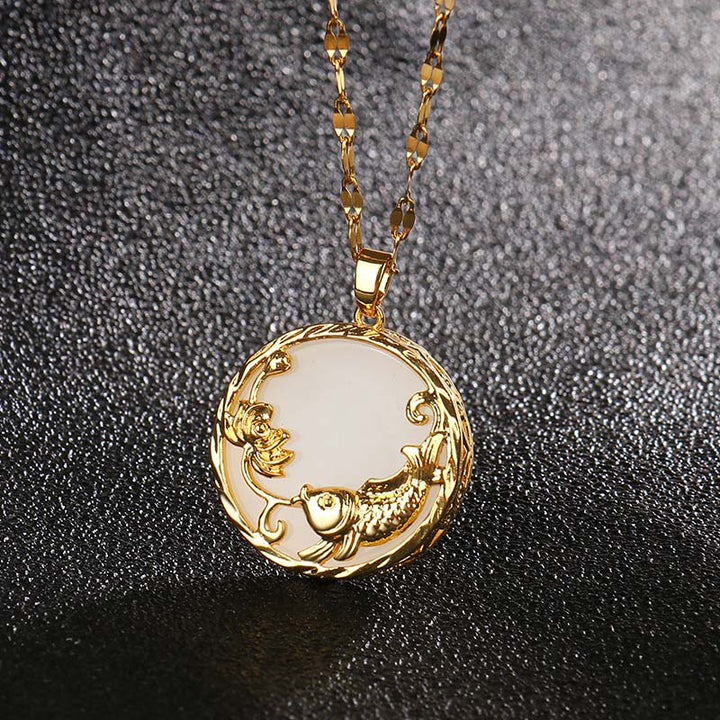 Goldene Kette Jade Koi Lotus Anhänger weiß eleganter Schmuck
