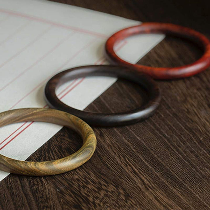 Drei Sandelholz Armbänder Flat Lay braun natur dunkelrot Holz