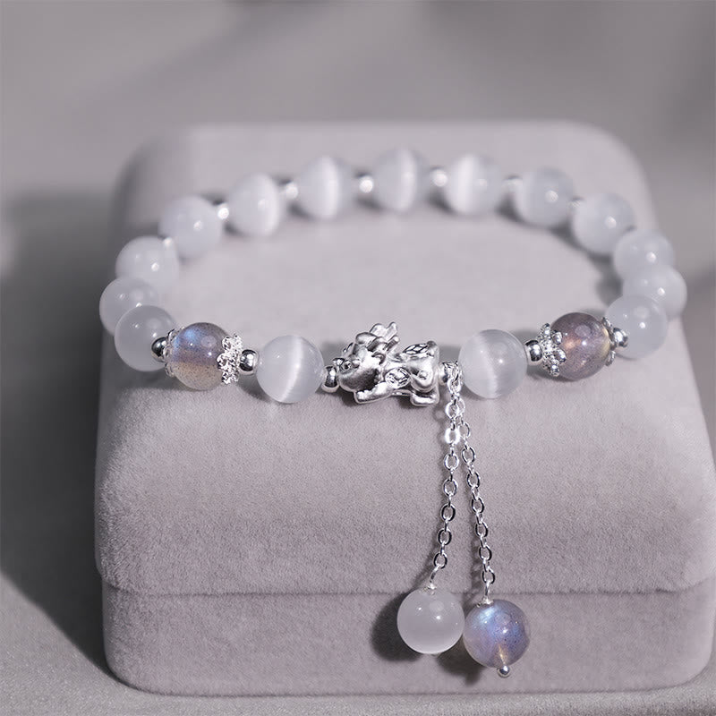 Armband Erdbeerquarz Mondstein Pixiu weißer Edelstein elegant displayed