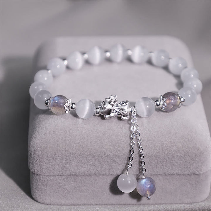 Armband Erdbeerquarz Mondstein Pixiu weißer Edelstein elegant displayed