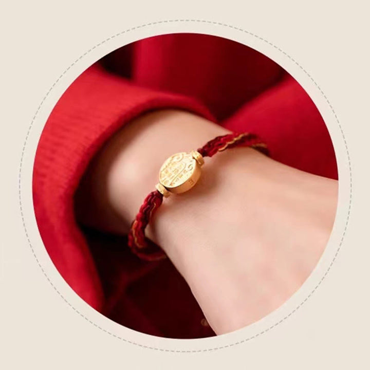 Rotes Armband – Schutz & Wohlstand mit goldenem Anhänger am Handgelenk