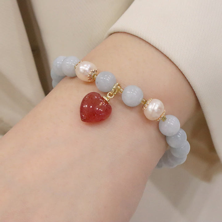 Armband Aquamarin mit Perlen und rotem Herzanhänger elegant.