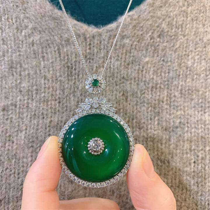 Grüner Chalzedon Anhänger, zarte Kette, Buddha Schmuck, elegant