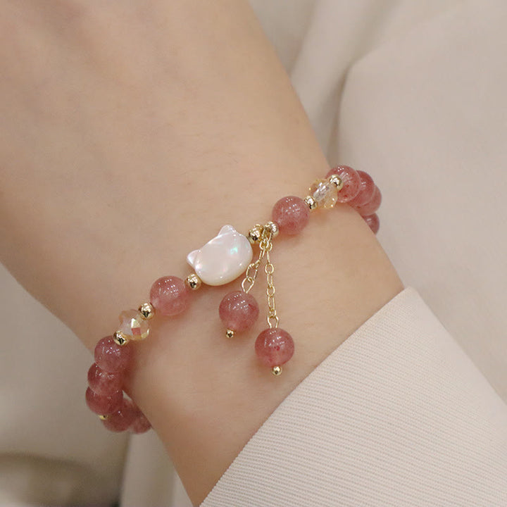 Armband Erdbeerquarz Katze – Liebe am Handgelenk mit rosa Steinen getragen