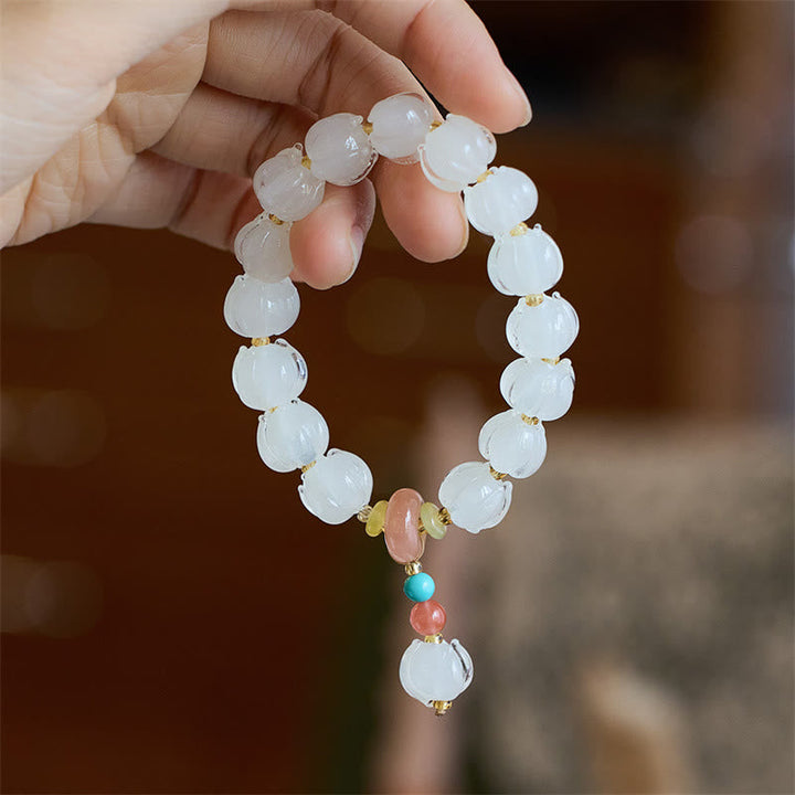 Armband Fluorit Lotus weiße Perlen Naturstein elastisch Handgelenk getragen