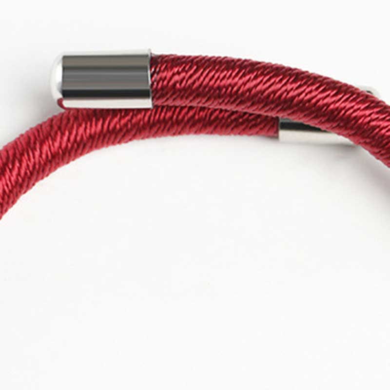 Rotes Armband mit silberner Magnetverschluss auf weißem Hintergrund Nahaufnahme