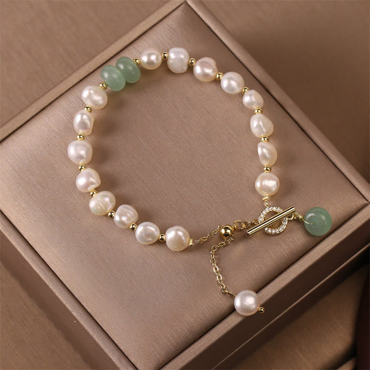 Armband mit Perlen und Jade Steinen goldene Verschlüsse eleganter Look