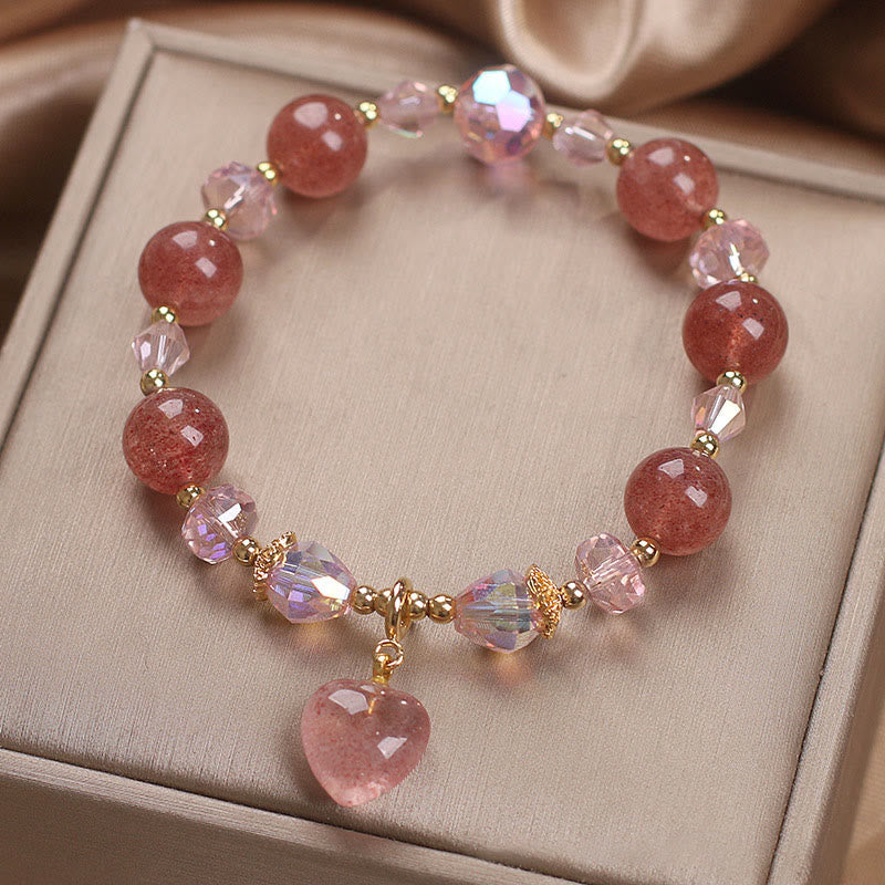 Armband Erdbeerquarz Kristall rosa Perlen Herzanhänger Flatlays Schmuck