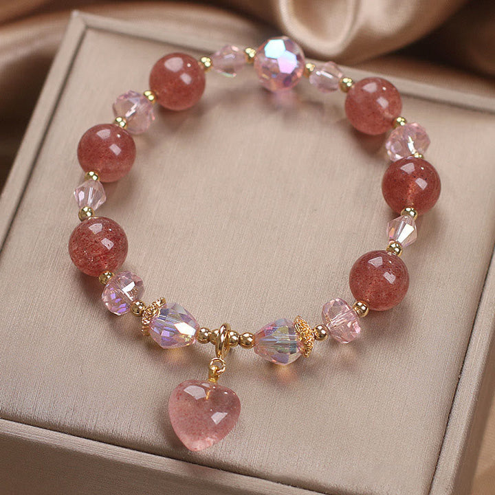 Armband Erdbeerquarz Kristall rosa Perlen Herzanhänger Flatlays Schmuck