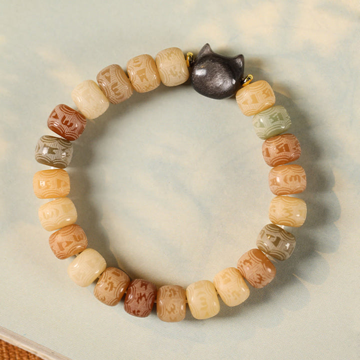 Armband mit Obsidian Katze und beige Bodhi Perlen elegant präsentiert.