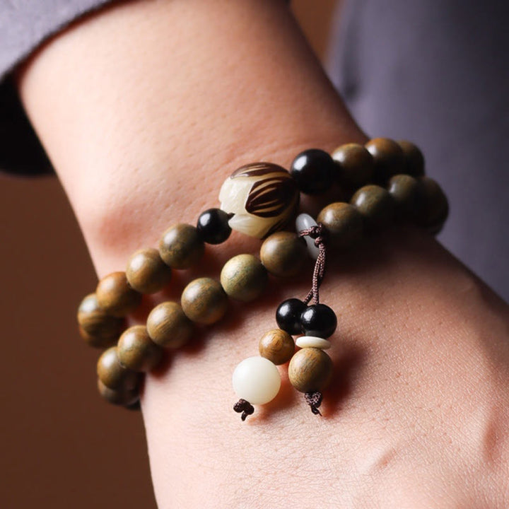 Armband Sandelholz Bodhi Lotus mehrreihig am Handgelenk getragen
