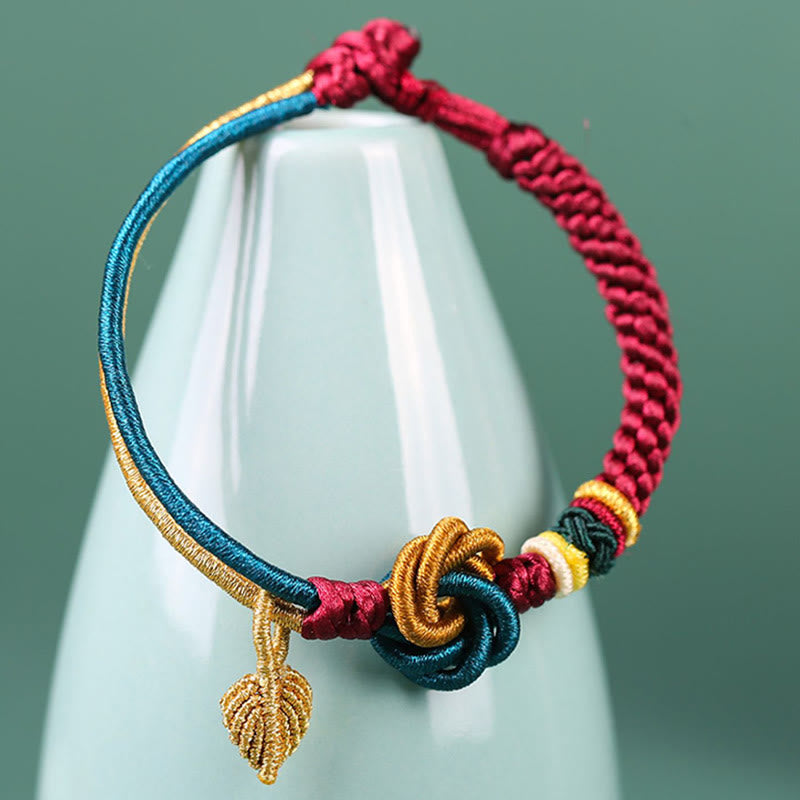 Tibetisches Armband mit bunten Knoten und goldenem Blatt-Anhänger Glück