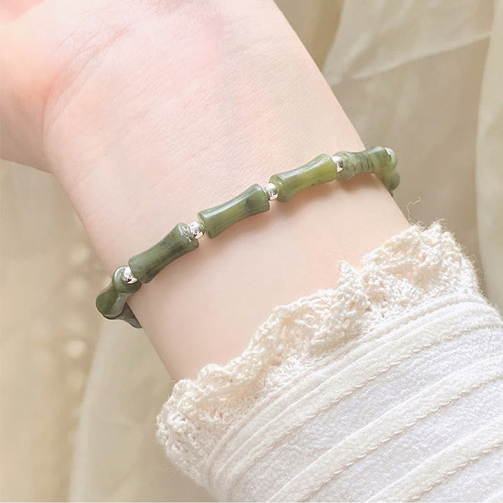 Jade Armband 925 Silber grüner Naturstein elastisch Handgelenk getragen
