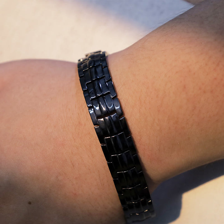 Schwarzes Magnetisches Armband Kupfer Vintage am Handgelenk getragen