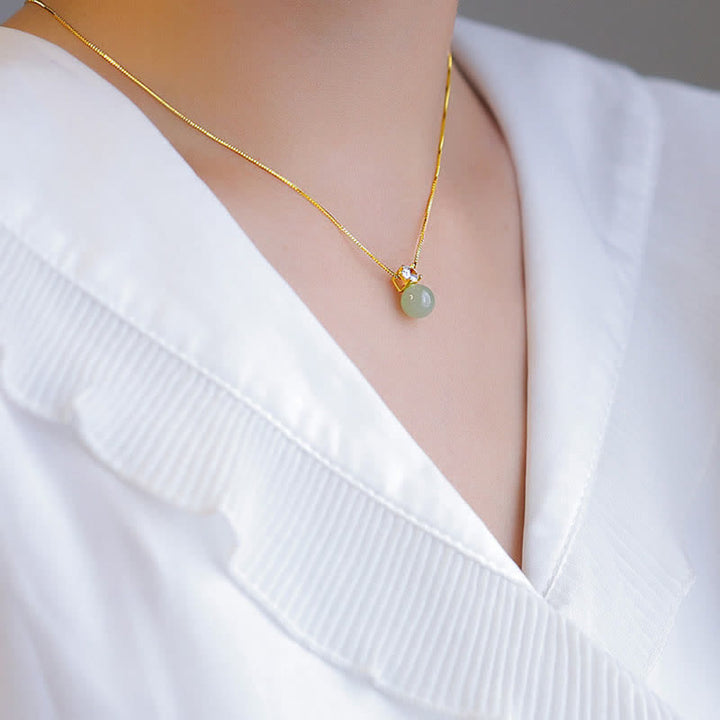 Anhänger Jade Perle Wohlstand Glück goldene Kette Hals getragen
