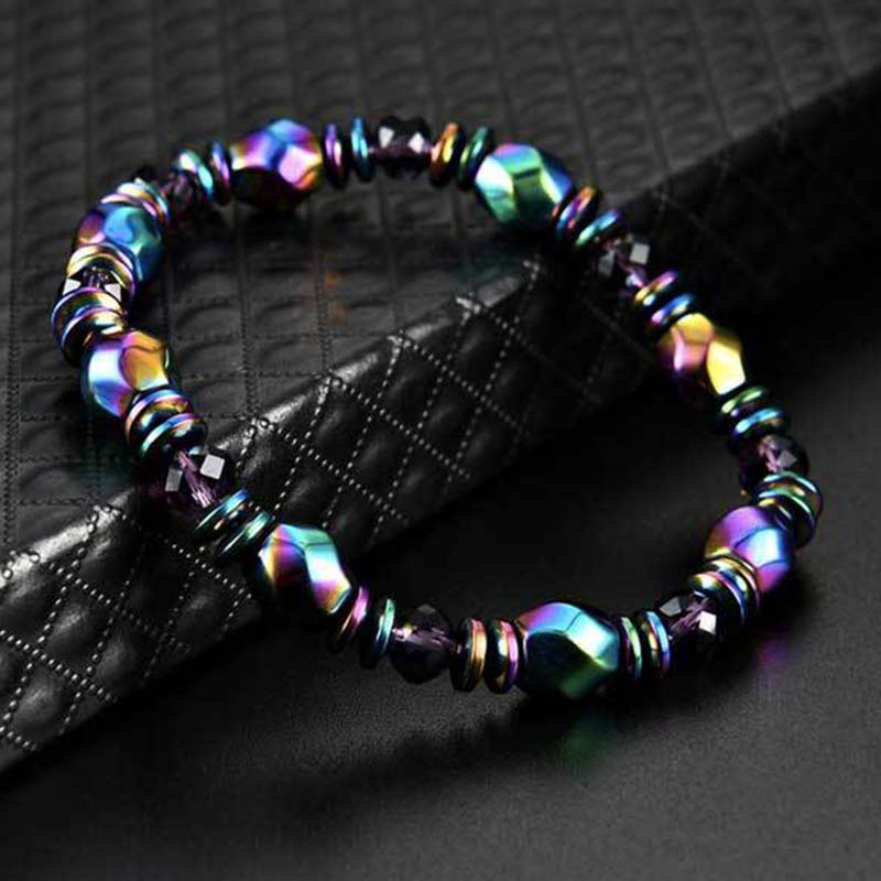 Armband Regenbogen Hämatit – Wohlbefinden elegant getragen schwarzer Hintergrund