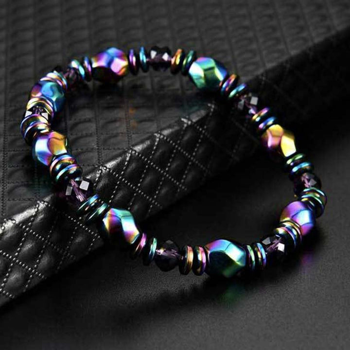 Armband Regenbogen Hämatit – Wohlbefinden elegant getragen schwarzer Hintergrund