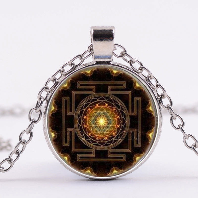Edelstein Sri Yantra – Klarheit & Fokus – Bild 2 – Edelstein Sri Yantra Anhänger Silberkette Klarheit Fokus Naturstein