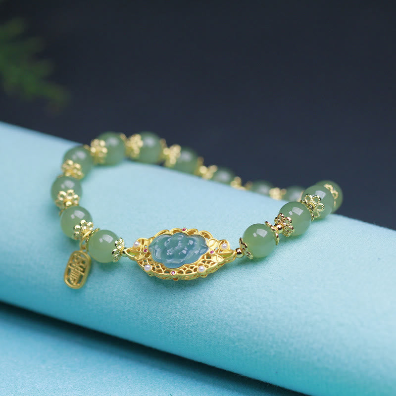Grünes Jade Armband mit goldenem Lotus-Anhänger elegant präsentiert
