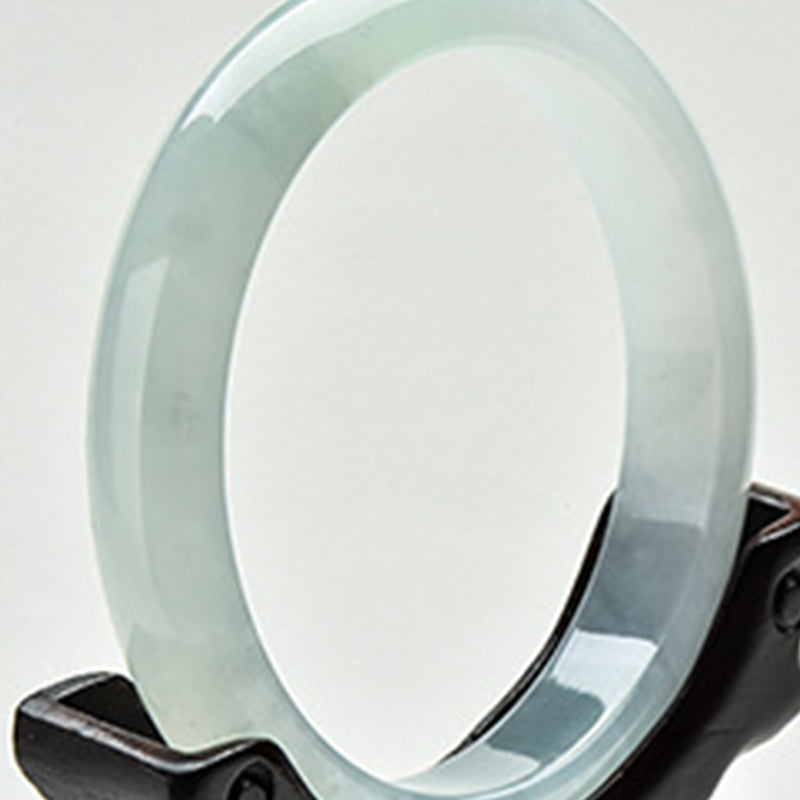 Armband Jade Glück Wohlstand hellgrün Naturstein elegantes Design Nahaufnahme