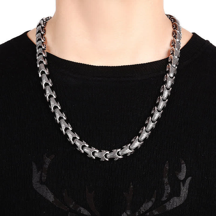 Silberkette Drachen-Design um Hals getragen eleganter Look Schutz Balance