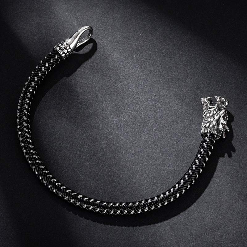 Silbernes Drachen Armband Armband Drachen – Schutz & Glück auf grauem Hintergrund flach