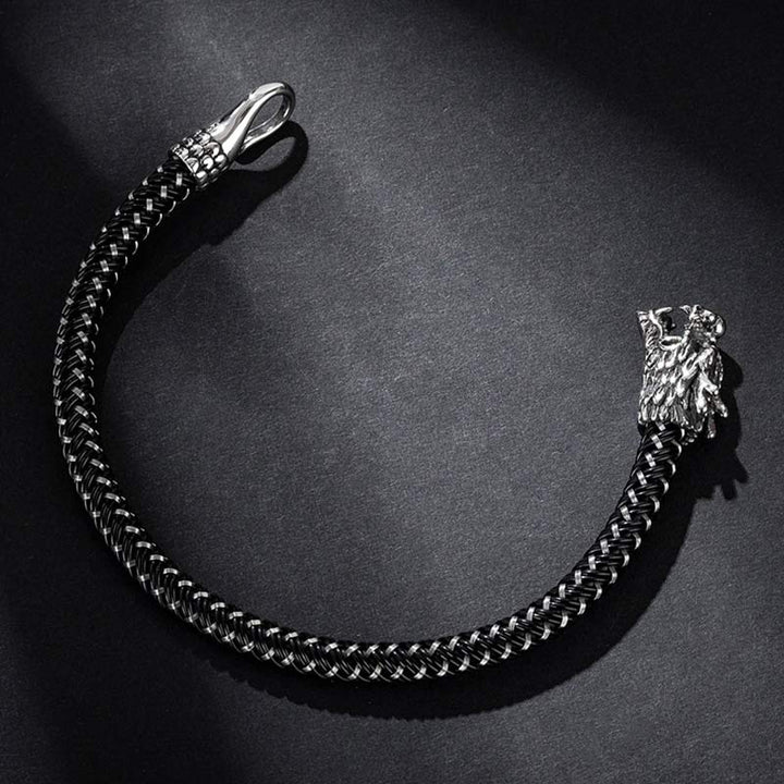 Silbernes Drachen Armband Armband Drachen – Schutz & Glück auf grauem Hintergrund flach