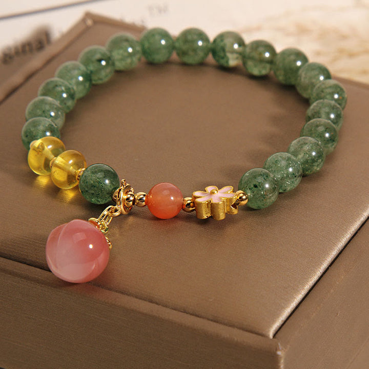 Armband Erdbeerquarz – Liebe mit grünem Stein elastisch getragen