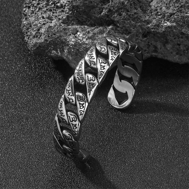 Silbernes Om Mani Padme Hum Armband mit strukturiertem Design getragen