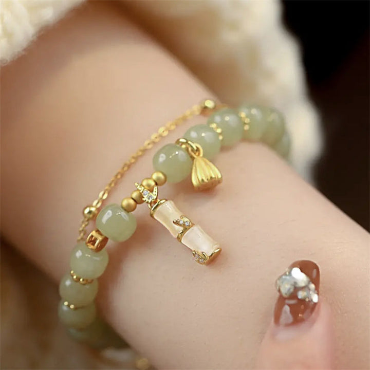 Jade Bambus Armband Armband getragen, grüne Steine mit goldenen Akzenten.