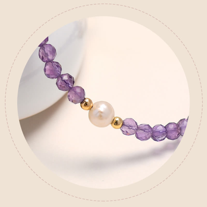 Armband Amethyst Kristall mit Perle am Handgelenk elegantes Design Heilung