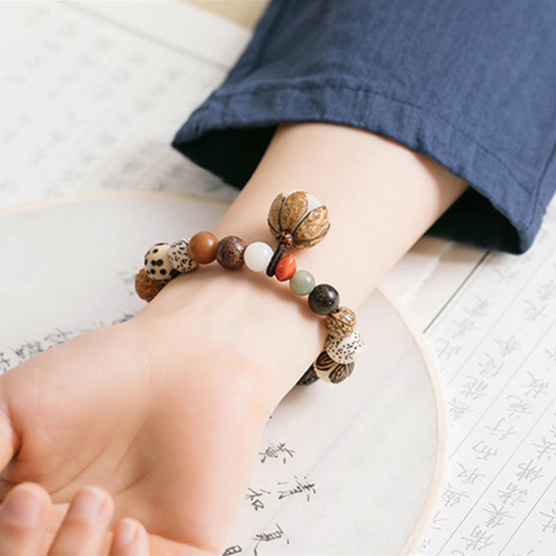 Bodhi Lotus Armband mit Perlen und Metallverzierungen am Handgelenk getragen