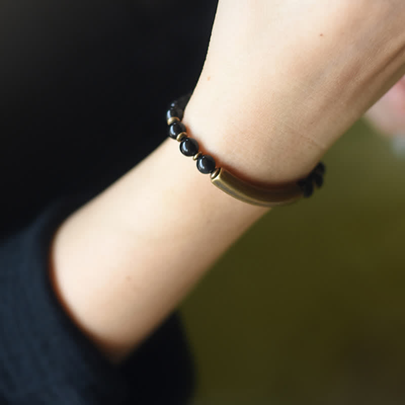 Schwarzer Obsidian Armband am Handgelenk getragen mit elastischem Schnur Design