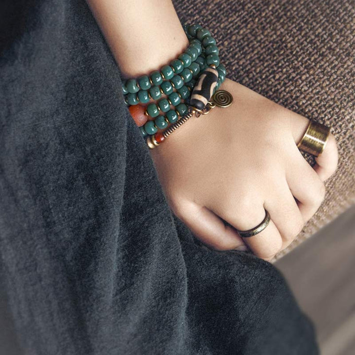 Mala 108 Perlen Bodhi – Energie Armband grüne Perlen Handgelenk getragen