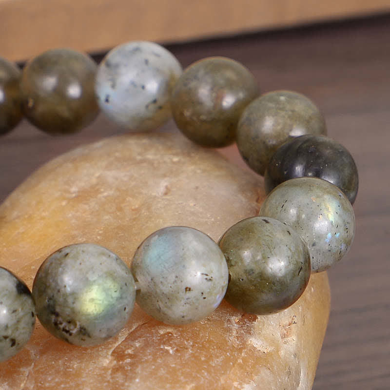 Armband Labradorit Mondstein am Handgelenk getragen grau schimmernd Heilung