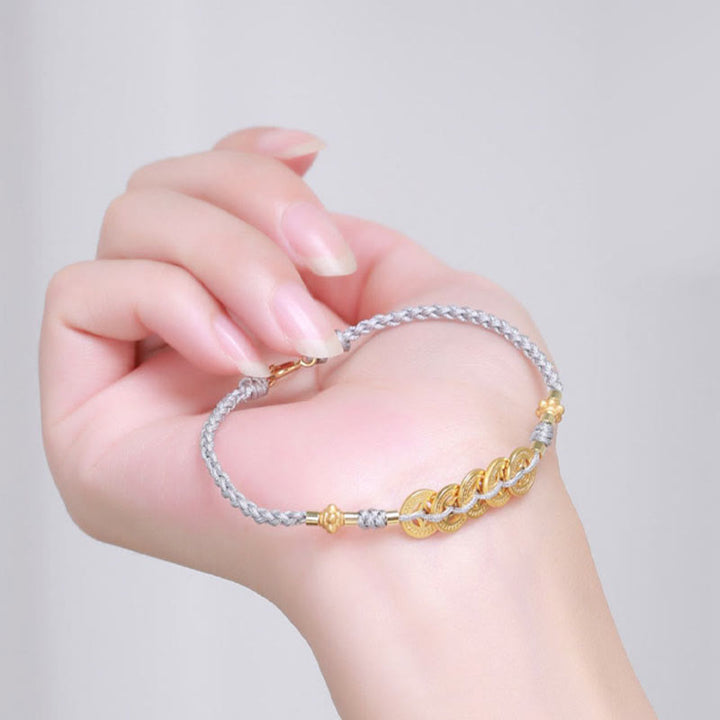 Armband Kupfer Perle – Glück am Handgelenk mit grauem Seil getragen